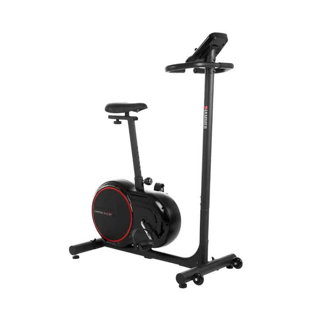 Schwarzer Heimtrainer. Roter Akzent am Schwungrad. Sitz, Lenker und Display. Cardio 5.0 Schriftzug.