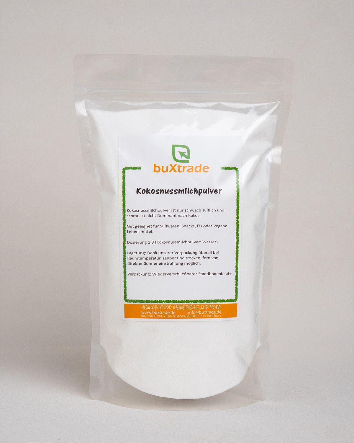 Verpackung von buXtrade Kokosnussmilchpulver. Weißer Beutel mit grünem Etikett und Produktinformationen.