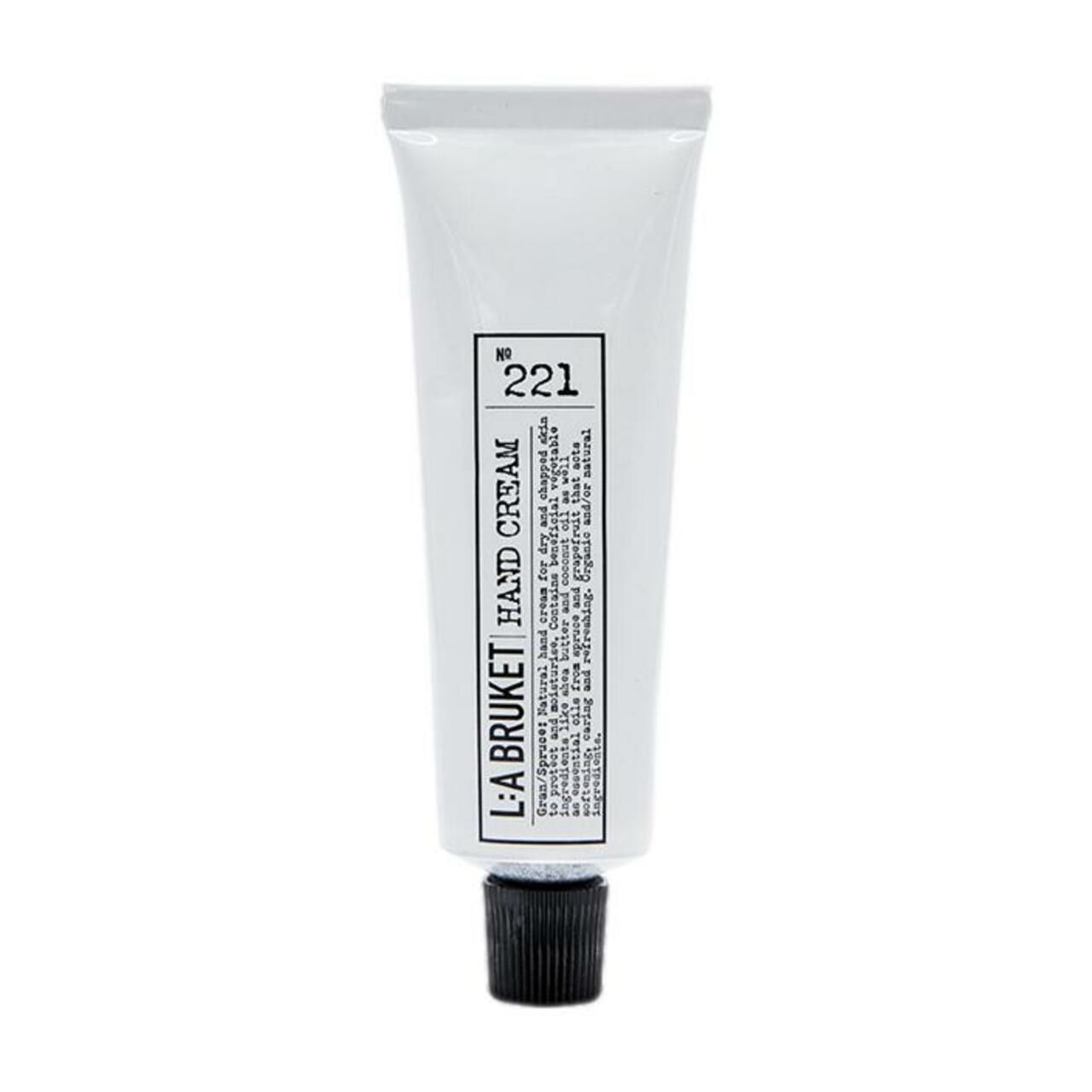 Weisse Tube mit schwarzem Verschluss. Aufdruck: L:A Bruket, 221 Hand Cream. Text in Schwarz.