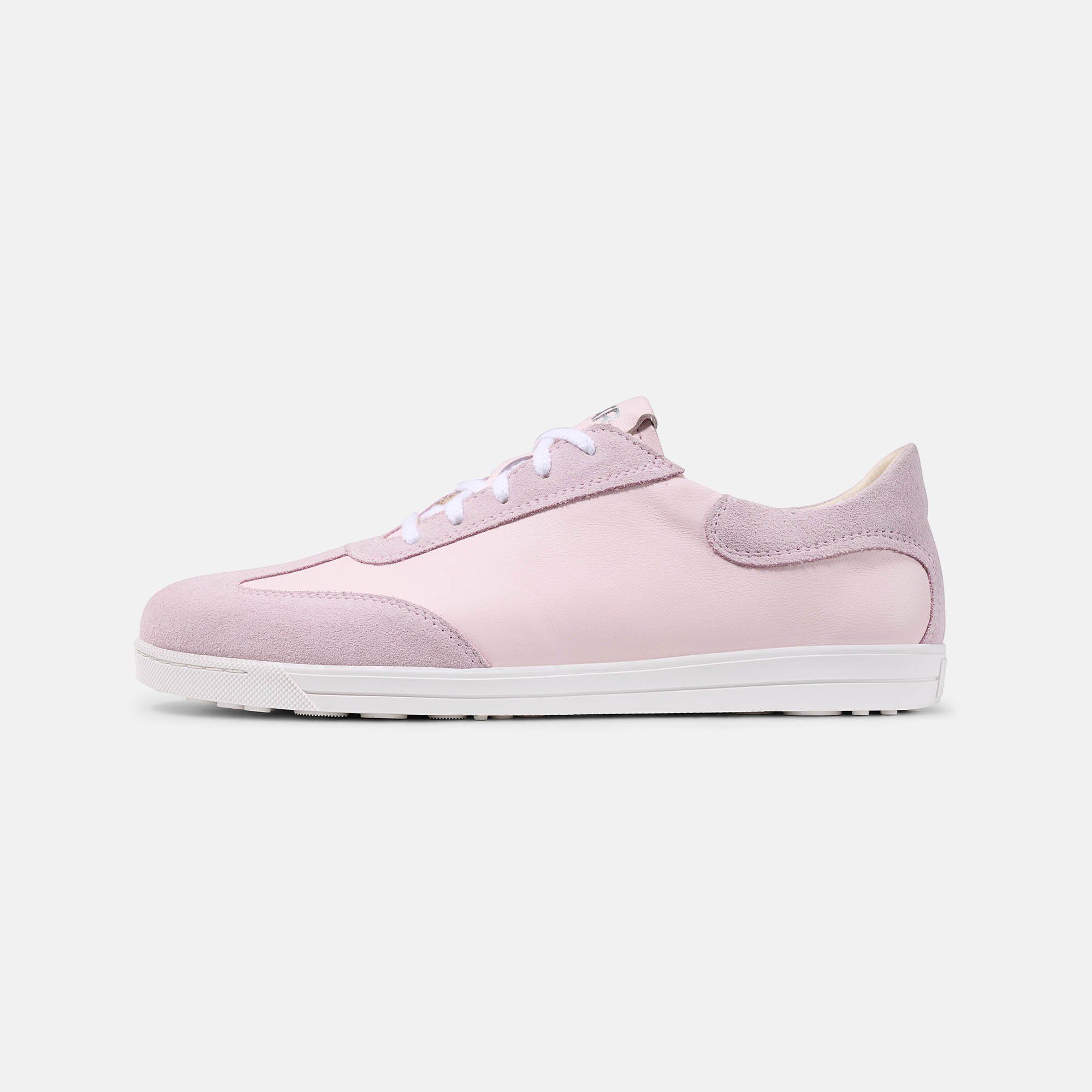 Seitenansicht eines rosa BÄR Elody Damen-Schnürschuhs. Wildleder- und Lederobermaterial, weiße Schnürsenkel und Sohle.