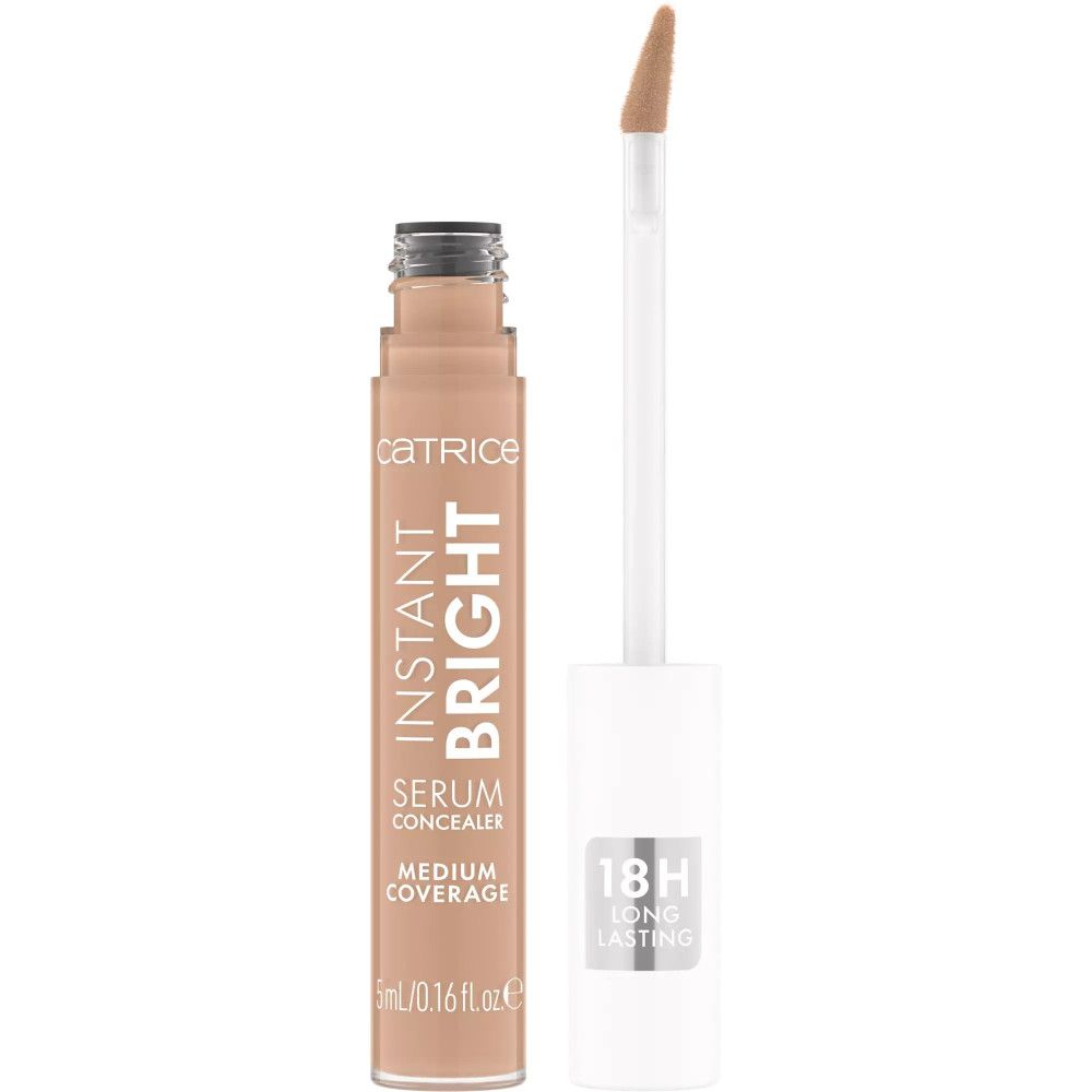 Concealer-Tube mit geöffnetem Applikator. Aufschrift: Catrice, Instant Bright Serum Concealer, Medium Coverage, 18H Long Lasting.
