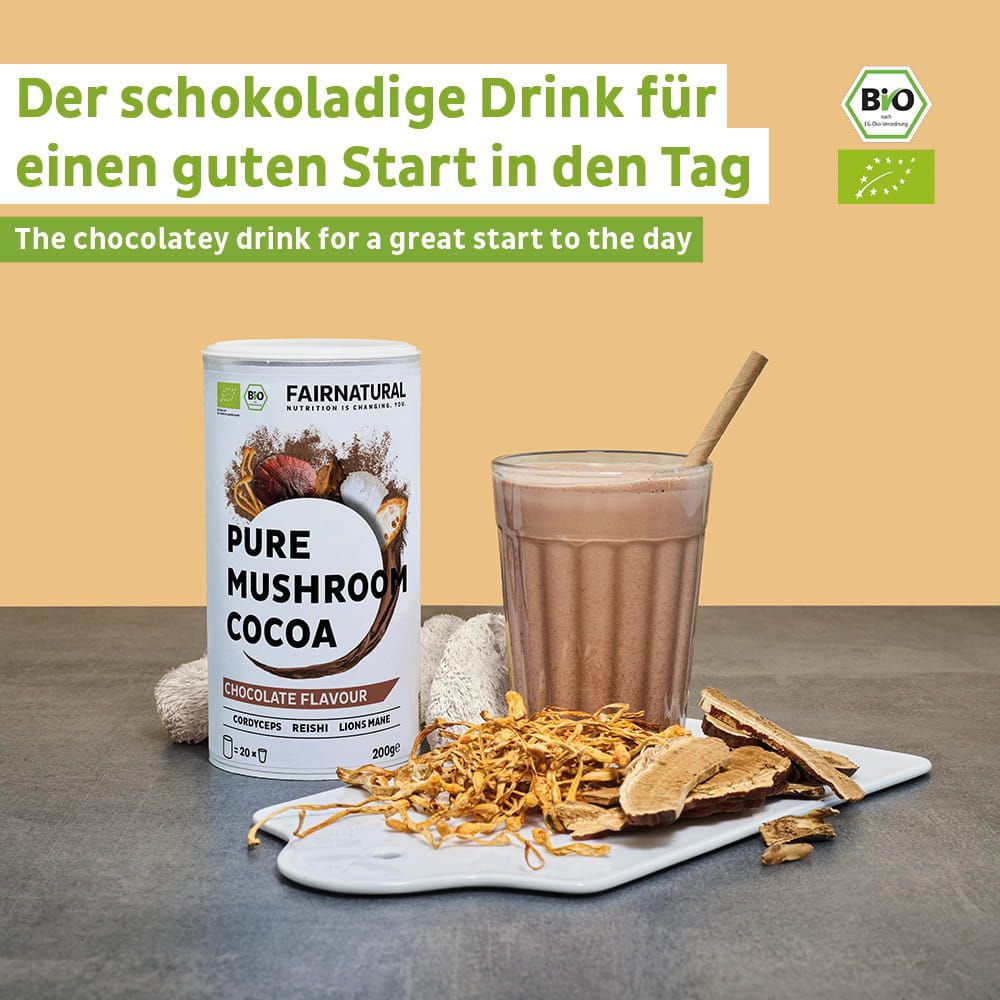 FAIRNATURAL Pure Mushroom Cocoa Dose mit einem Glas Schokoladengetränk und Pilzen.