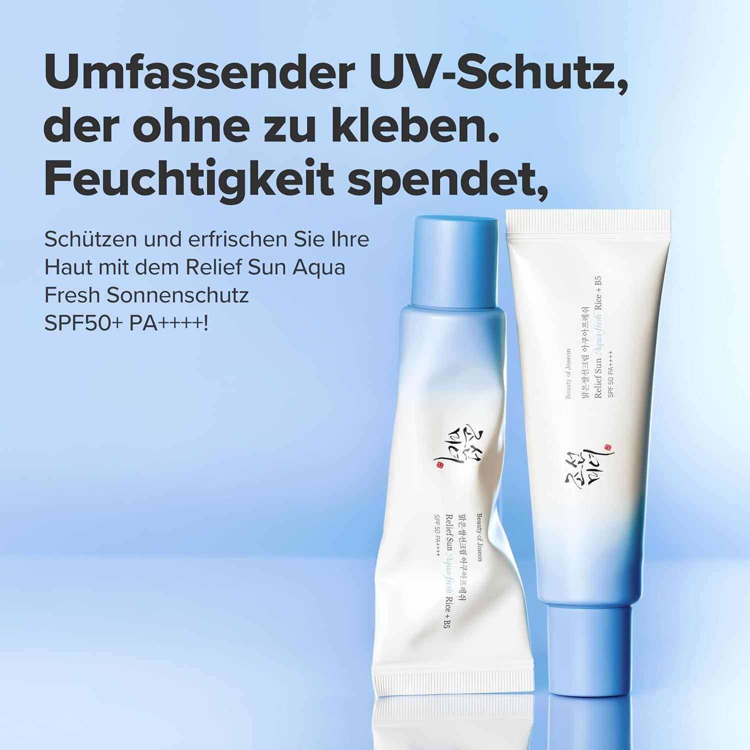 Zwei Tuben Sonnencreme. Weiß-blaues Design. Text: Relief Sun Aqua Fresh SPF50+ PA++++. Hintergrund: hellblau.