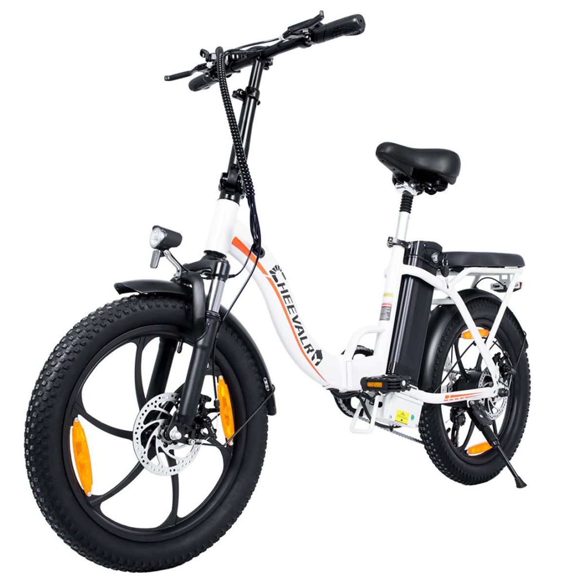 Weißes Elektrofahrrad mit schwarzen Reifen. Sichtbar: Scheinwerfer, Marke CHEEVALRY, Scheibenbremsen.