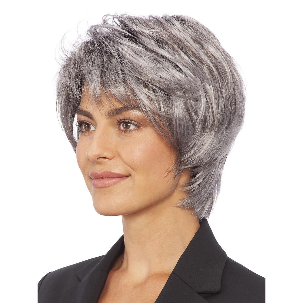 Kurzhaarperücke, graue Farbe, seitliche Ansicht. Frau trägt schwarze Jacke. Haarschnitt mit Pony.