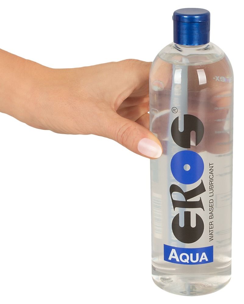 Transparente Flasche mit blauem Deckel. Aufschrift: EROS AQUA. Wasserbasiertes Gleitmittel. Hand hält Flasche.