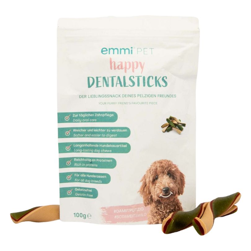 Verpackung Dentalsticks mit Produktinformationen und einem Hund. Daneben liegen Dentalsticks.