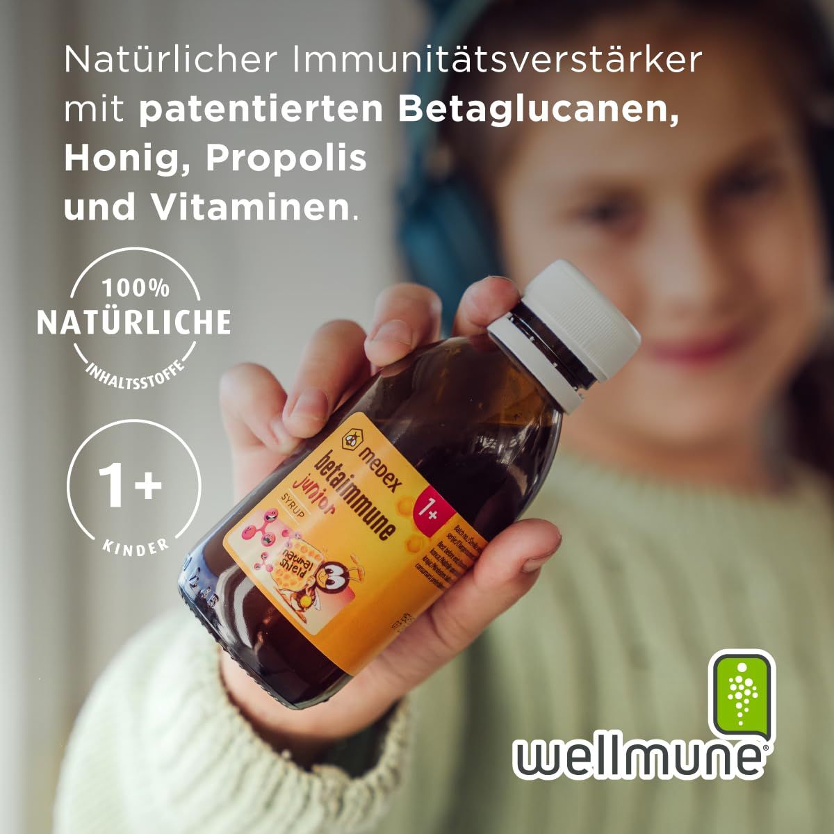Hand hält Medex BetaImmune Junior Sirup-Flasche. Auf der Flasche: 1+ Kinder, 100% natürliche Inhaltsstoffe. Text: Natürlicher Immunverstärker mit Betaglucanen.