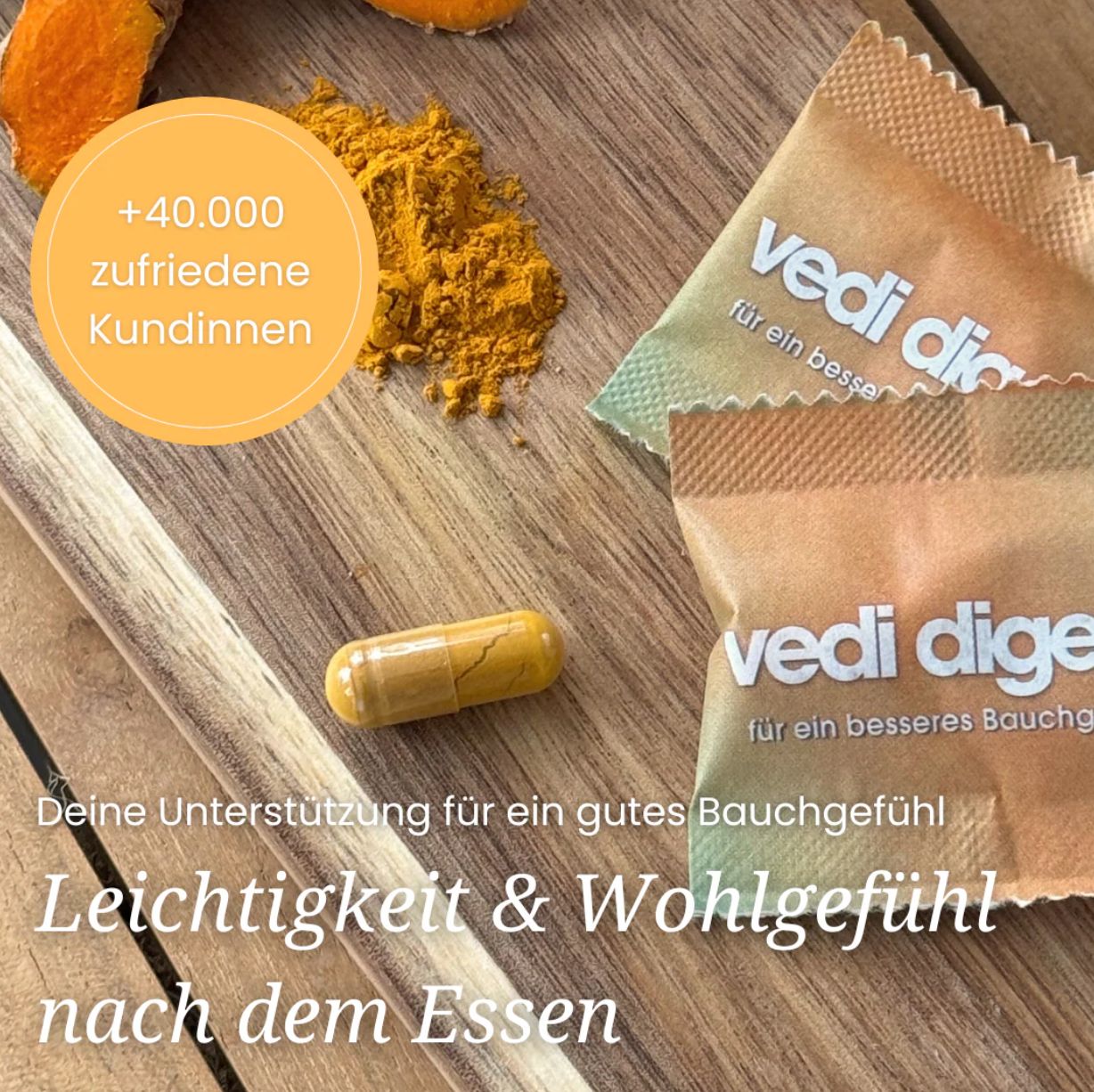 Zwei "vedi digest"-Beutel und eine Kapsel auf Holz. Text: "+40.000 zufriedene Kundinnen", "Leichtigkeit & Wohlgefühl nach dem Essen".