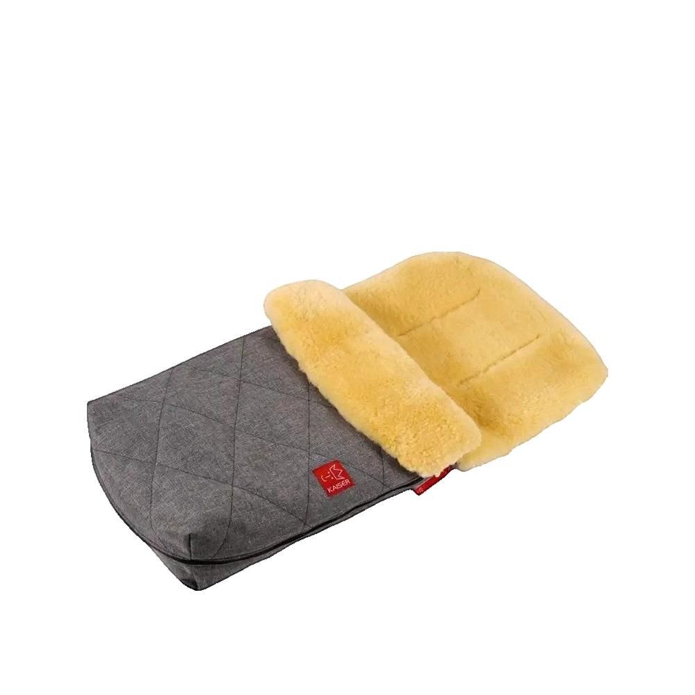 Anthrazitfarbener Fußsack aus Lammfell. Innen gelbes Lammfell, außen gesteppter Stoff. Rotes Logo. Seitliche Ansicht.