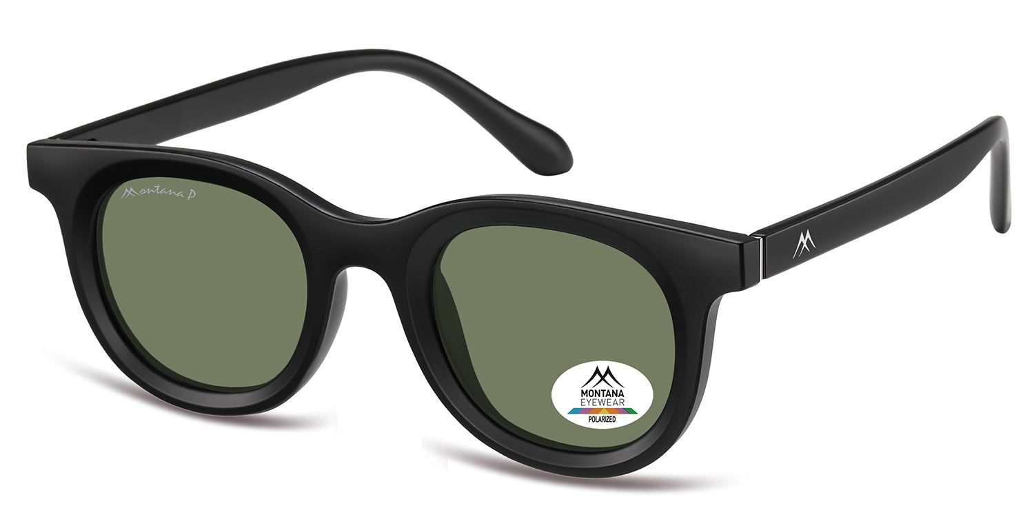 Schwarze Sonnenbrille mit grünen Gläsern. Montana Eyewear Logo auf dem linken Glas und Aufkleber auf dem rechten Glas. Seitliche Ansicht.