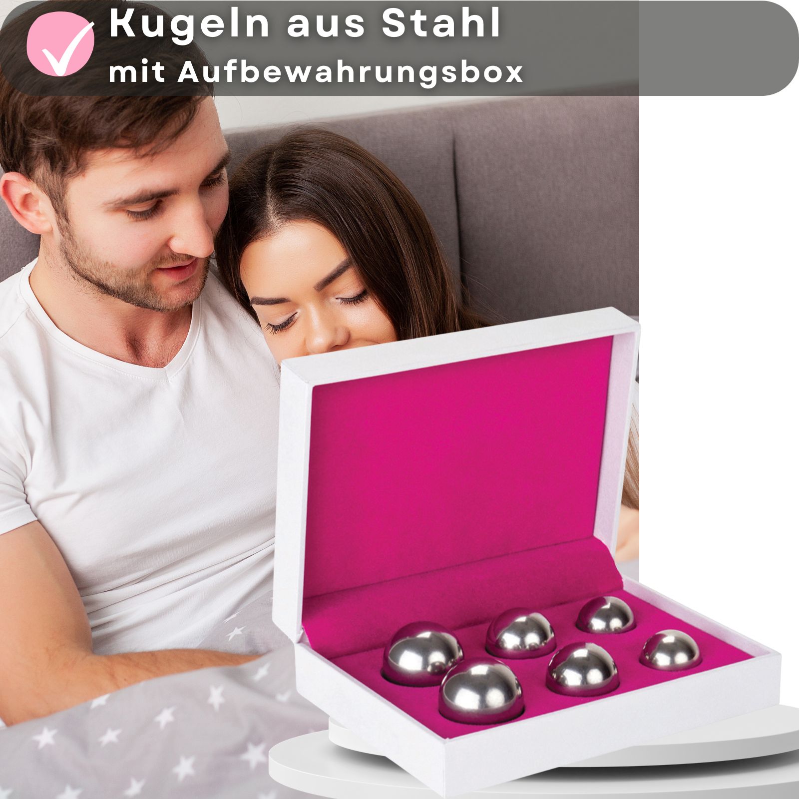 Sechs metallische Kugeln in einer weißen Box mit pinkfarbenem Innenfutter. Paar im Hintergrund. Text: Kugeln aus Stahl mit Aufbewahrungsbox.