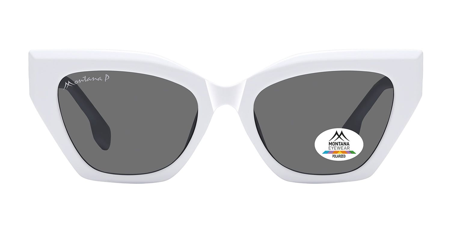 Weiße Sonnenbrille mit grauen Gläsern. Auf dem linken Bügel steht "Montana P". Auf dem rechten Glas befindet sich ein Aufkleber mit Logo und Schriftzug.