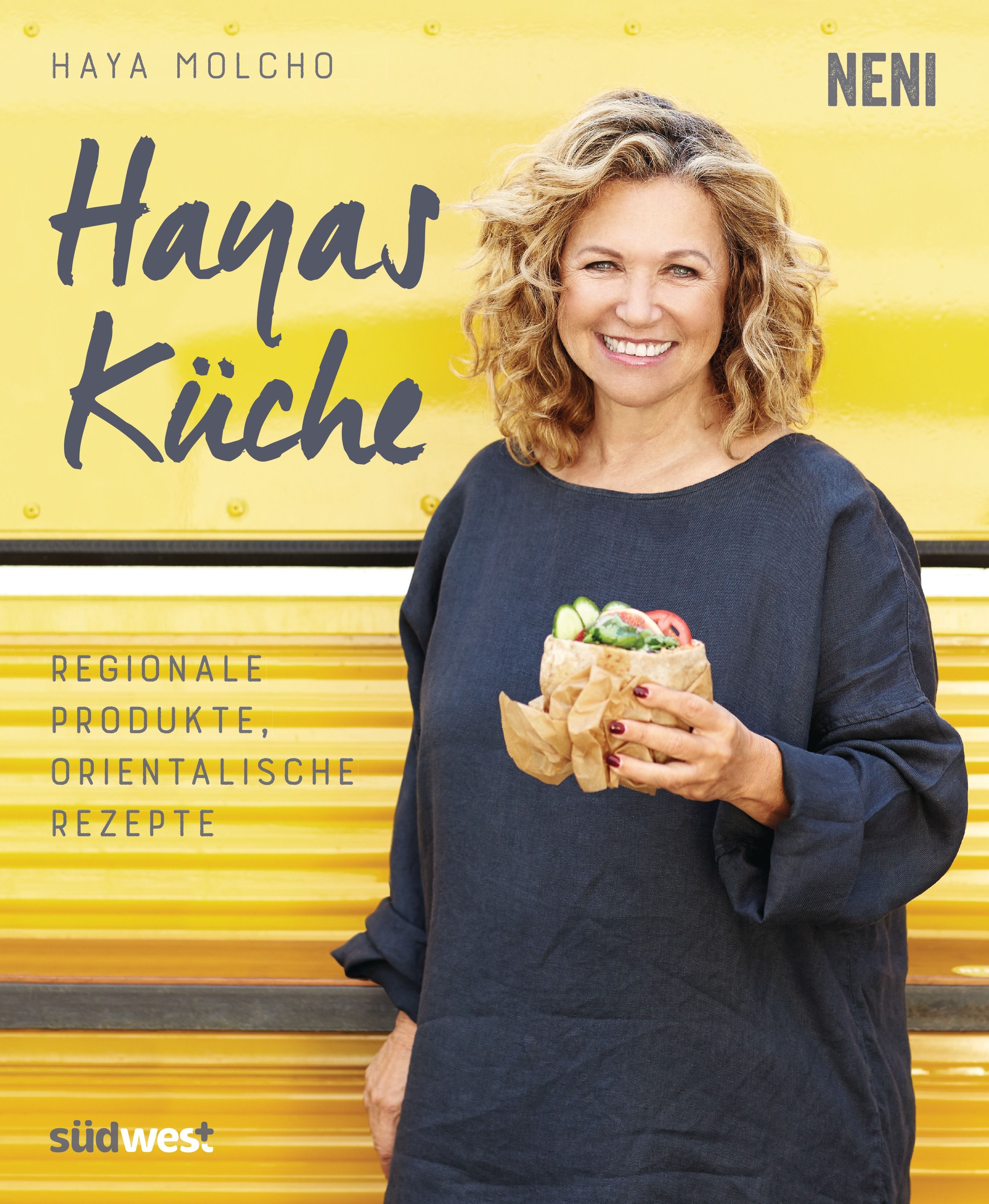 Buchcover mit dem Titel "Hayas Küche". Frau hält ein Sandwich. Gelber Hintergrund. Text: Regionale Produkte, orientalische Rezepte.