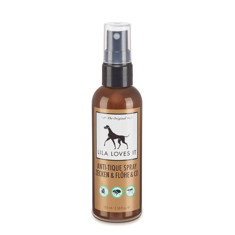 Braune Sprühflasche mit schwarzem Sprühkopf. Etikett mit Text und Hund-Silhouette. Produktname: Anti-Zecken-Spray.