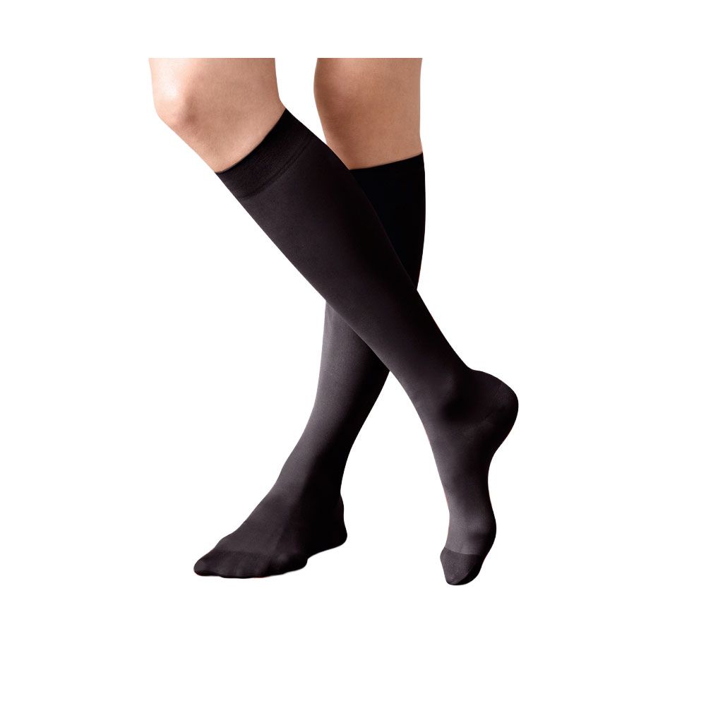 Kniestrümpfe, schwarz, 70 den. Beinbekleidung, Kompressionsstrümpfe. Blick von vorne, überkreuzte Beine.