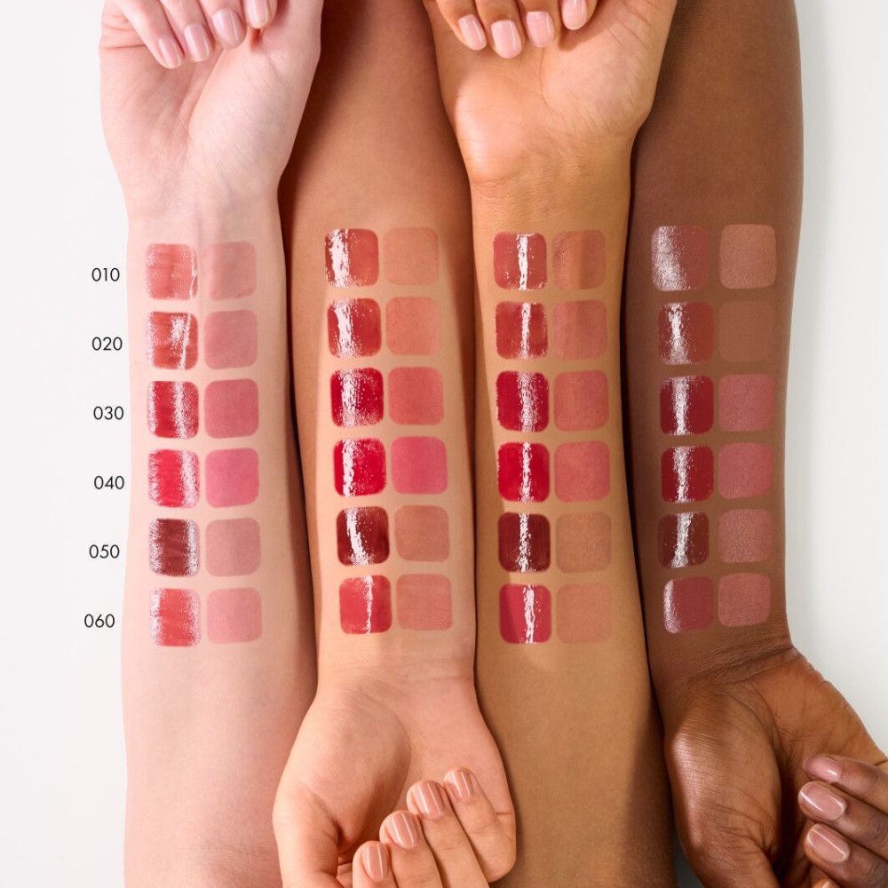 Arme mit Lippenfarben-Swatches in verschiedenen Farbtönen. Farbnummern sind sichtbar.