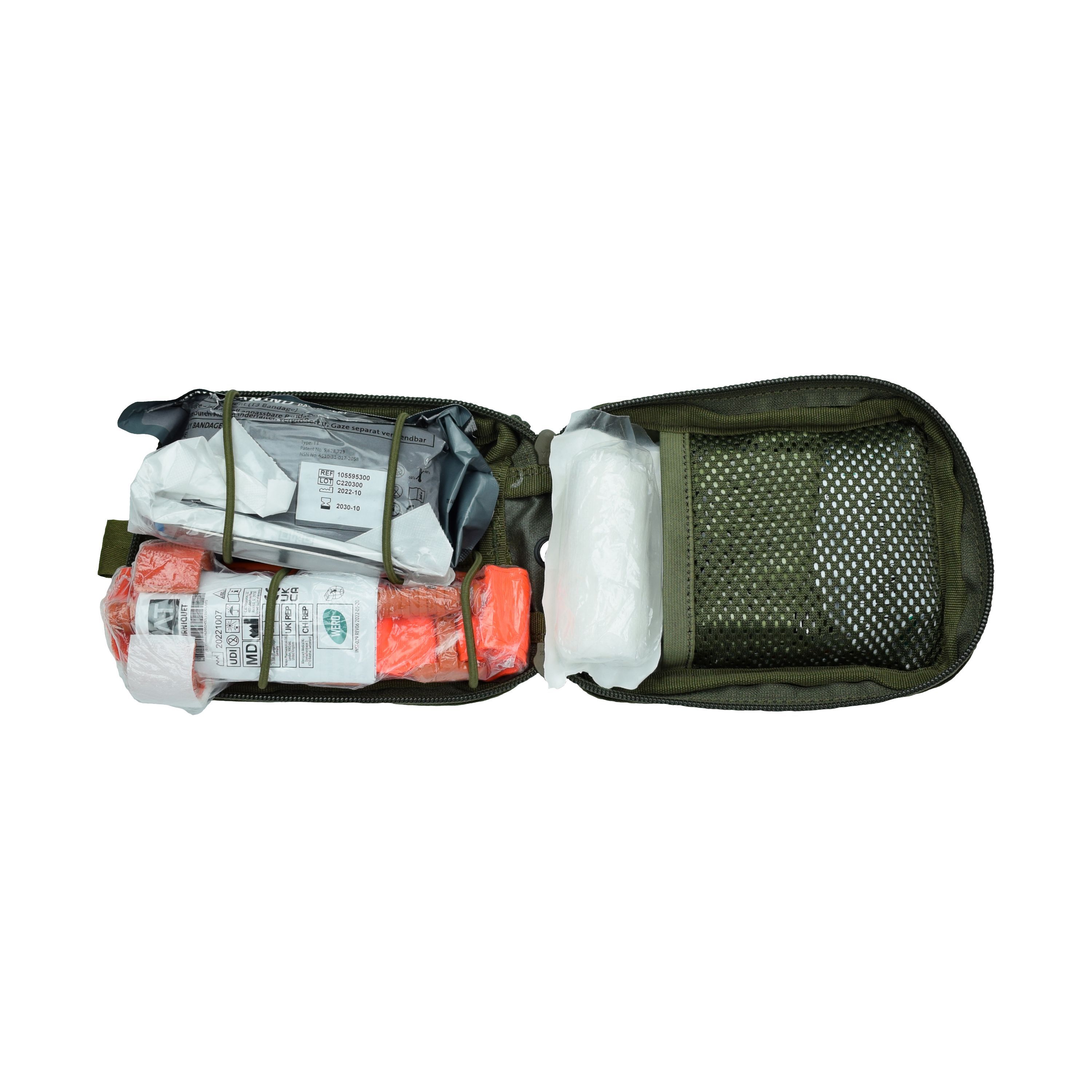 Grüne Tasche, geöffnet, mit medizinischen Komponenten: Verband, Tourniquet, sterile Tücher. Innenliegende Netztasche.