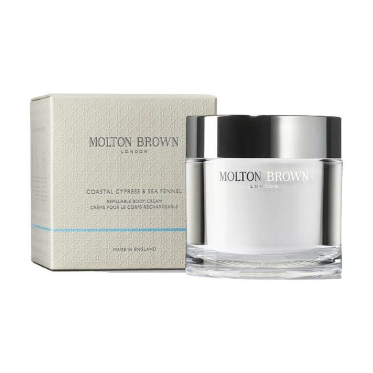 Körpercreme-Behälter und Verpackung. Molton Brown Logo und Produktname. Beige Box mit Prägemuster.