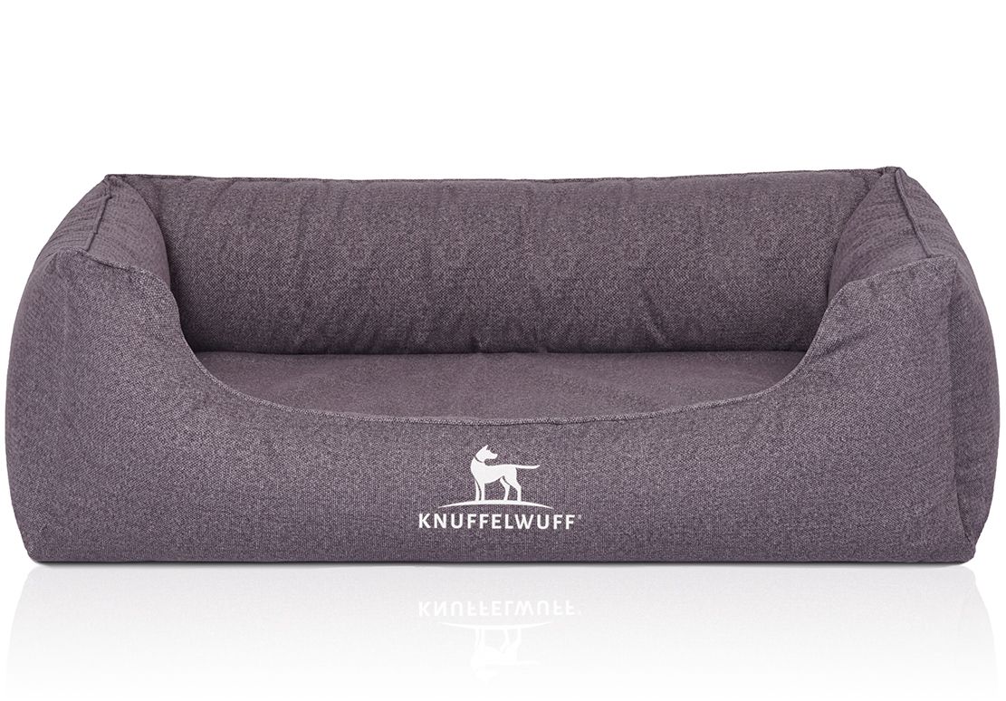 Orthopädisches Hundebett Malou, grau. Rechteckige Form mit erhöhten Seiten. Knuffelwuff Logo. Stoffstruktur sichtbar.