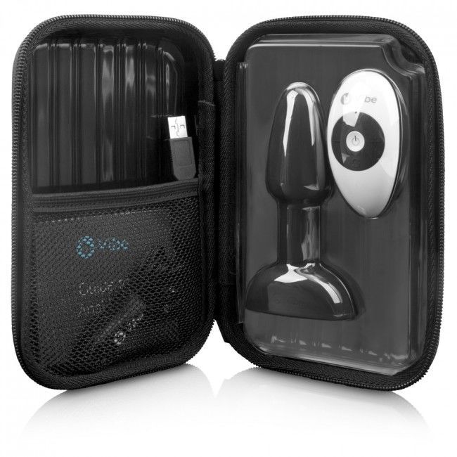 Geöffnete schwarze Tasche mit Analplug, Fernbedienung und Zubehör. B-vibe Logo.