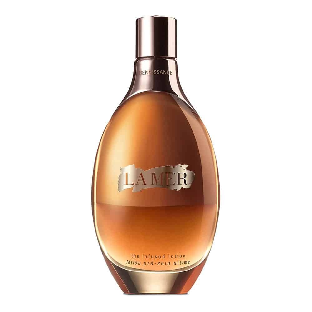 Braune Flasche mit goldfarbenem Deckel. Aufschrift "LA MER". "The infused lotion" und "lotion pré-soin ultime" sind ebenfalls sichtbar.