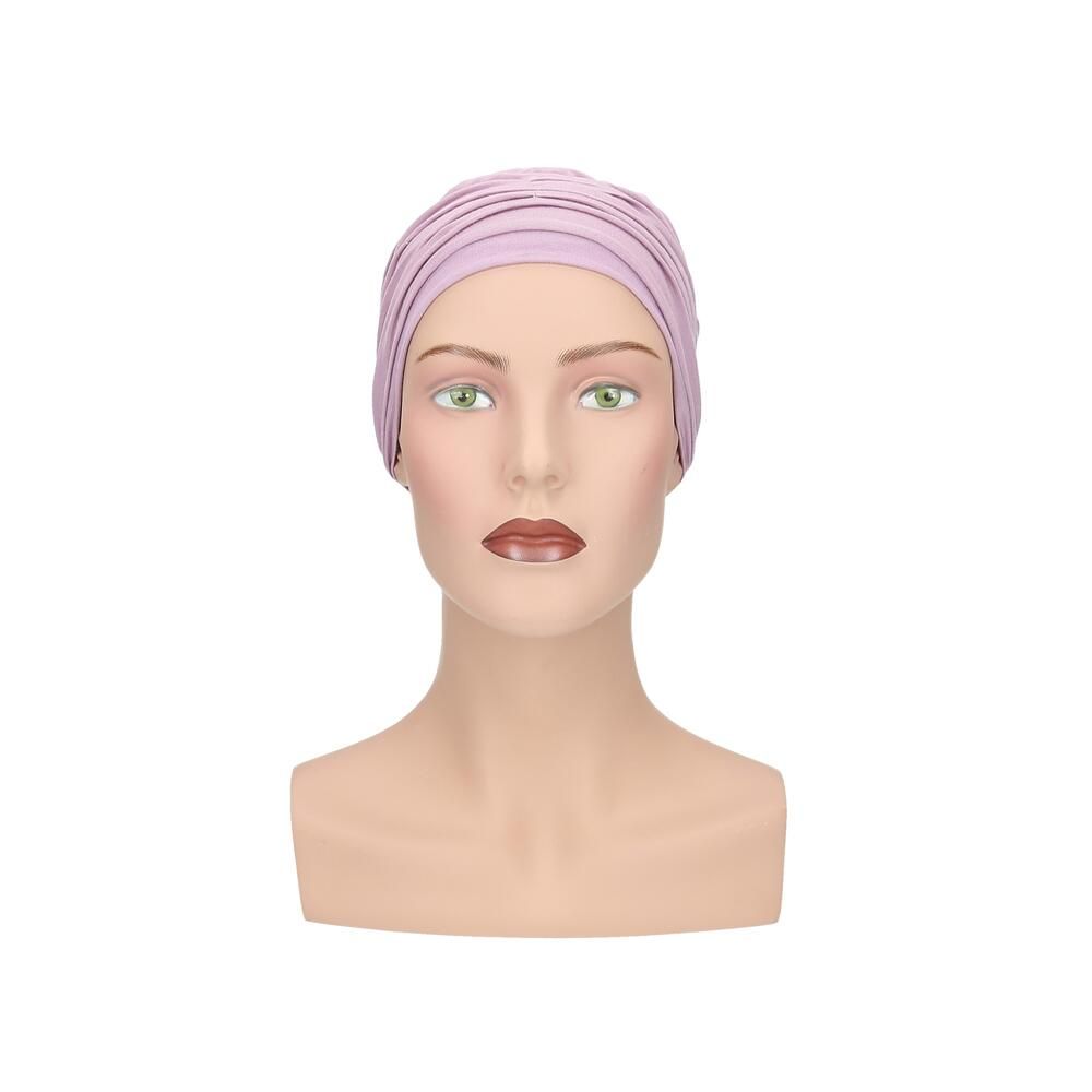 Helllila Turban auf einer Büste. Frontansicht. Stoff in Falten gelegt.