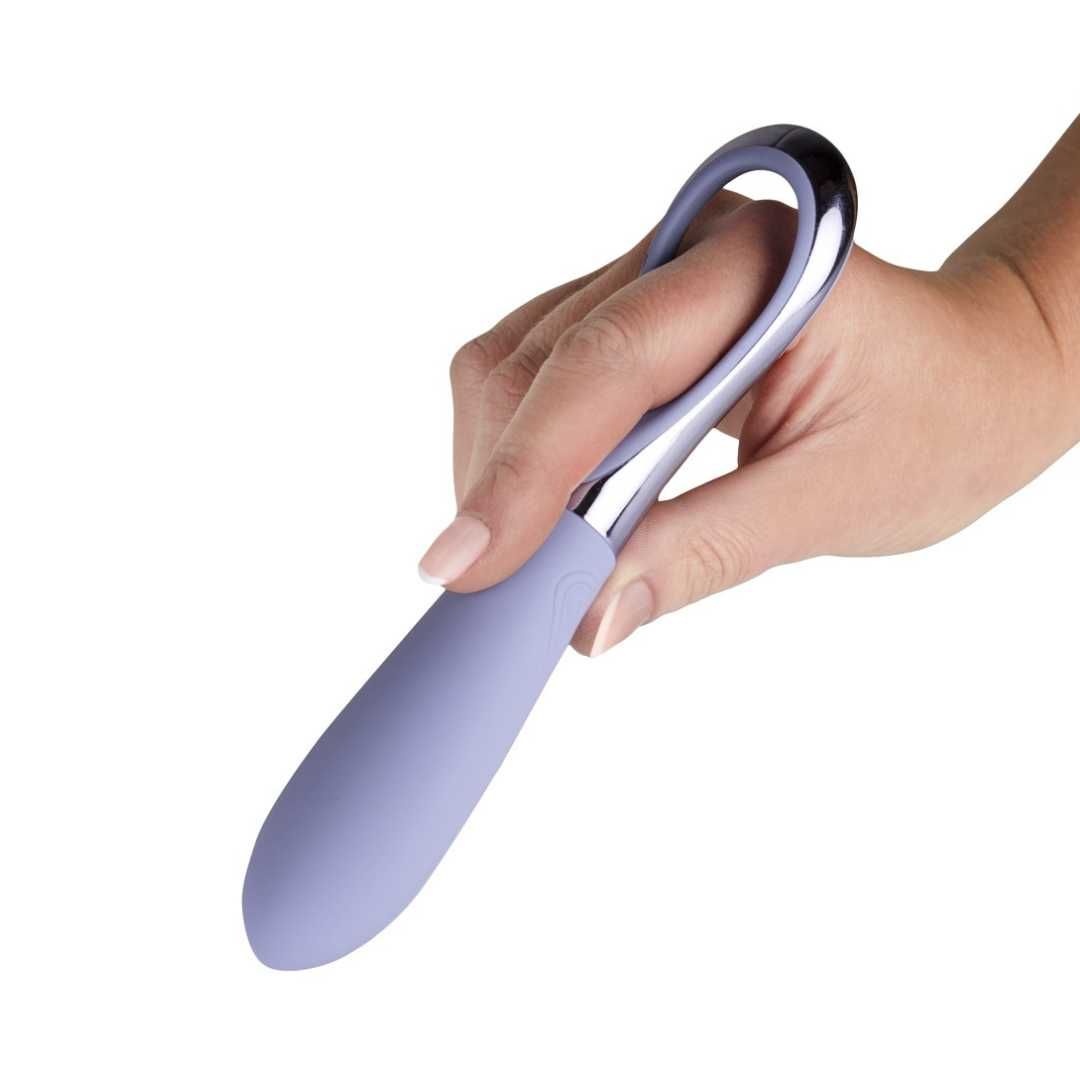 Hellblauer Vibrator mit Fingerschlaufe in einer Hand. Silberfarbenes Element, tropfenförmiger Griff.
