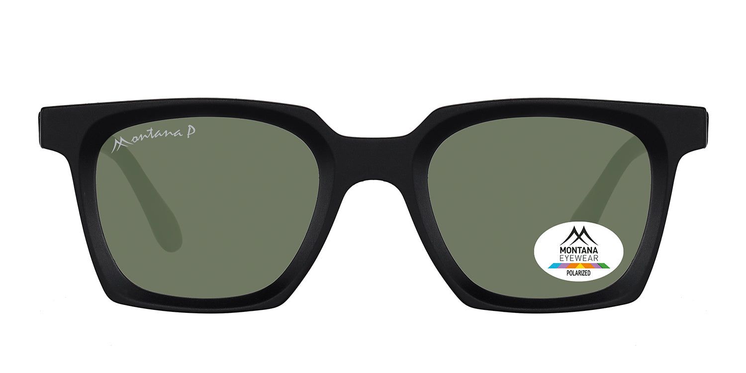 Schwarze Sonnenbrille mit quadratischen Gläsern. Auf dem rechten Glas befindet sich ein Aufkleber mit dem Logo und der Aufschrift 'POLARIZED'.