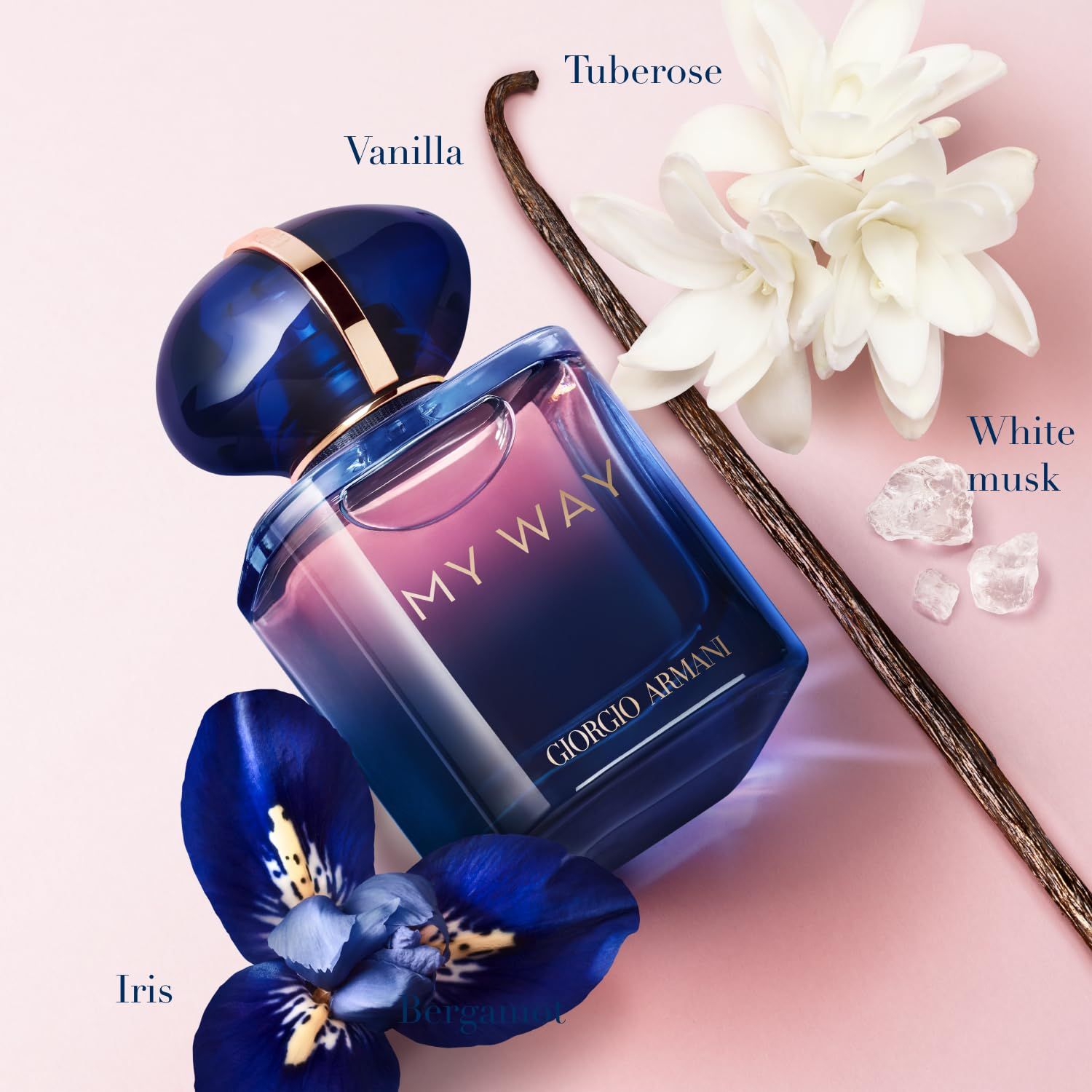Parfümflakon mit blauer Kappe, umgeben von Vanille, Tuberose, Iris und weißem Moschus. "MY WAY" und "Giorgio Armani" sichtbar.