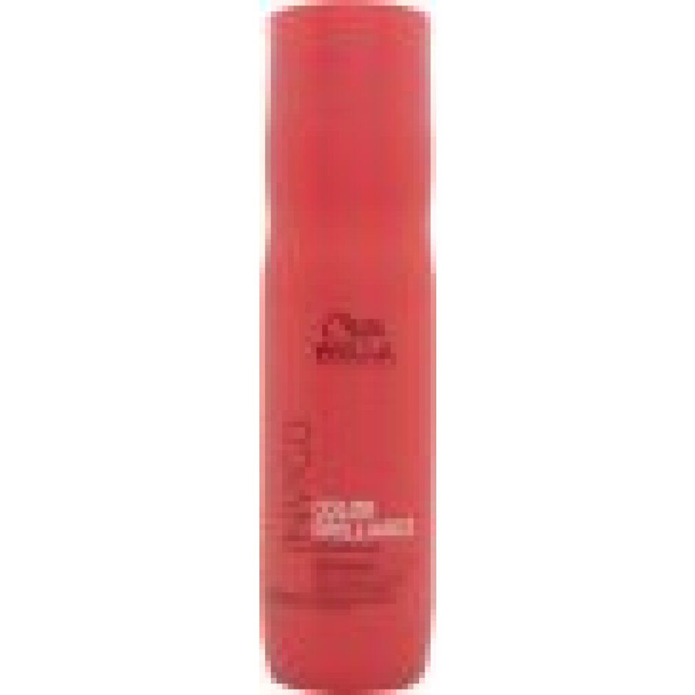 Rote Flasche mit Wella Invigo Color Brilliance Shampoo. Vertikale Schriftzüge: Invigo, Color Brilliance. Logo: Wella.