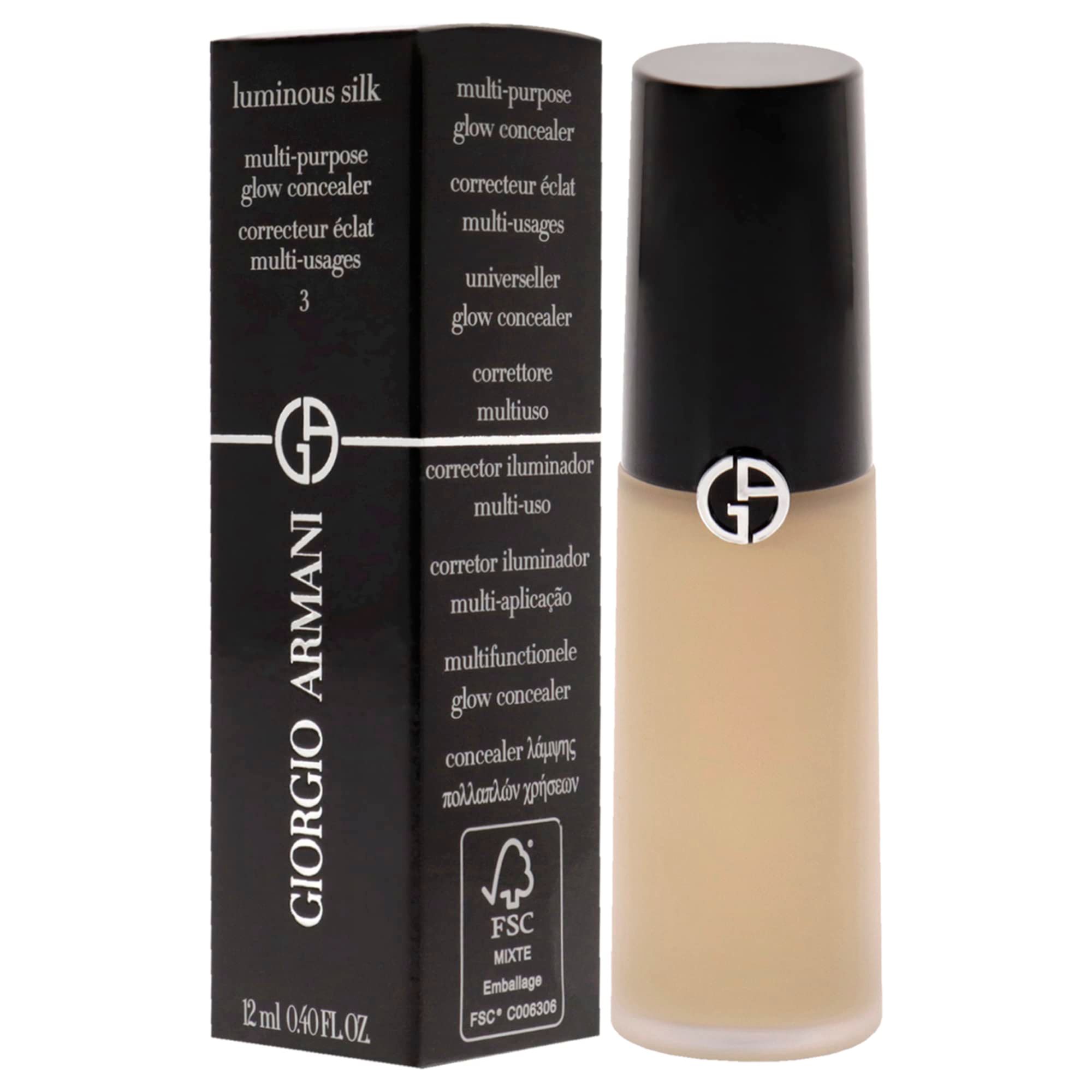 Beige Concealer mit schwarzem Deckel und Verpackung. Giorgio Armani Logo und Produktbezeichnung auf der Verpackung.