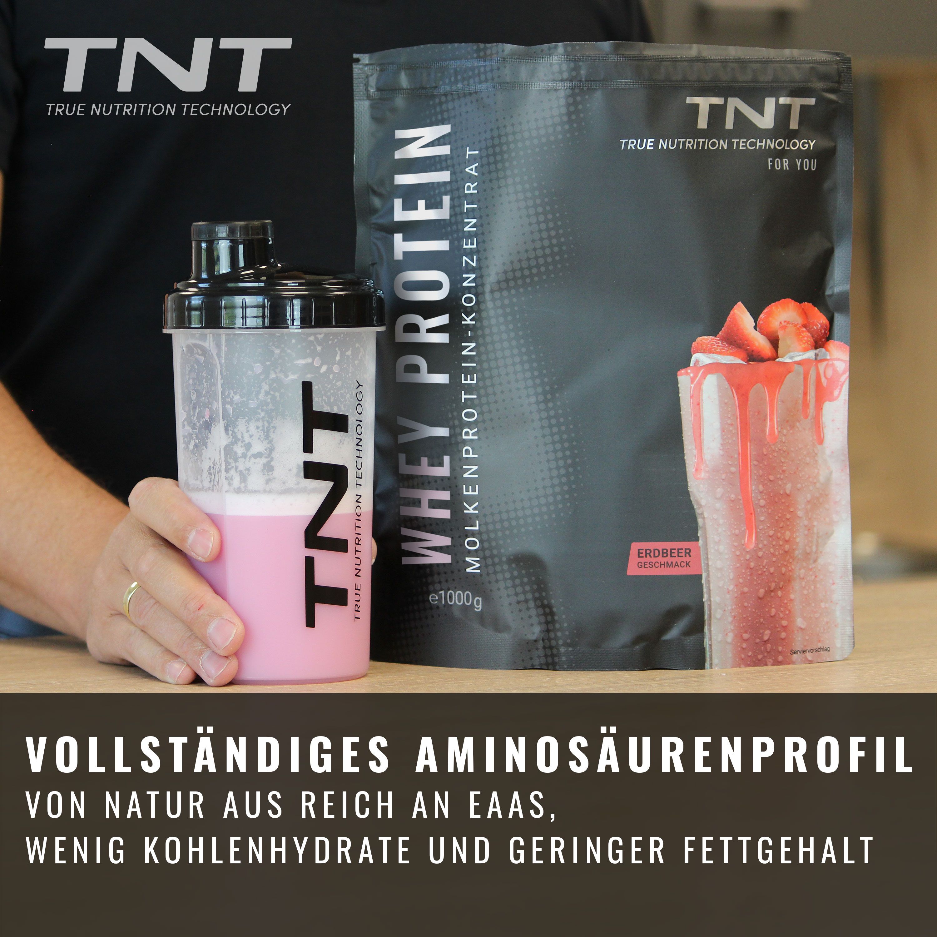 Person hält Shaker und Glas mit Erdbeer-Shake. Im Hintergrund: TNT Whey Protein Konzentrat. Text: Vollständiges Aminosäurenprofil, wenig Kohlenhydrate.