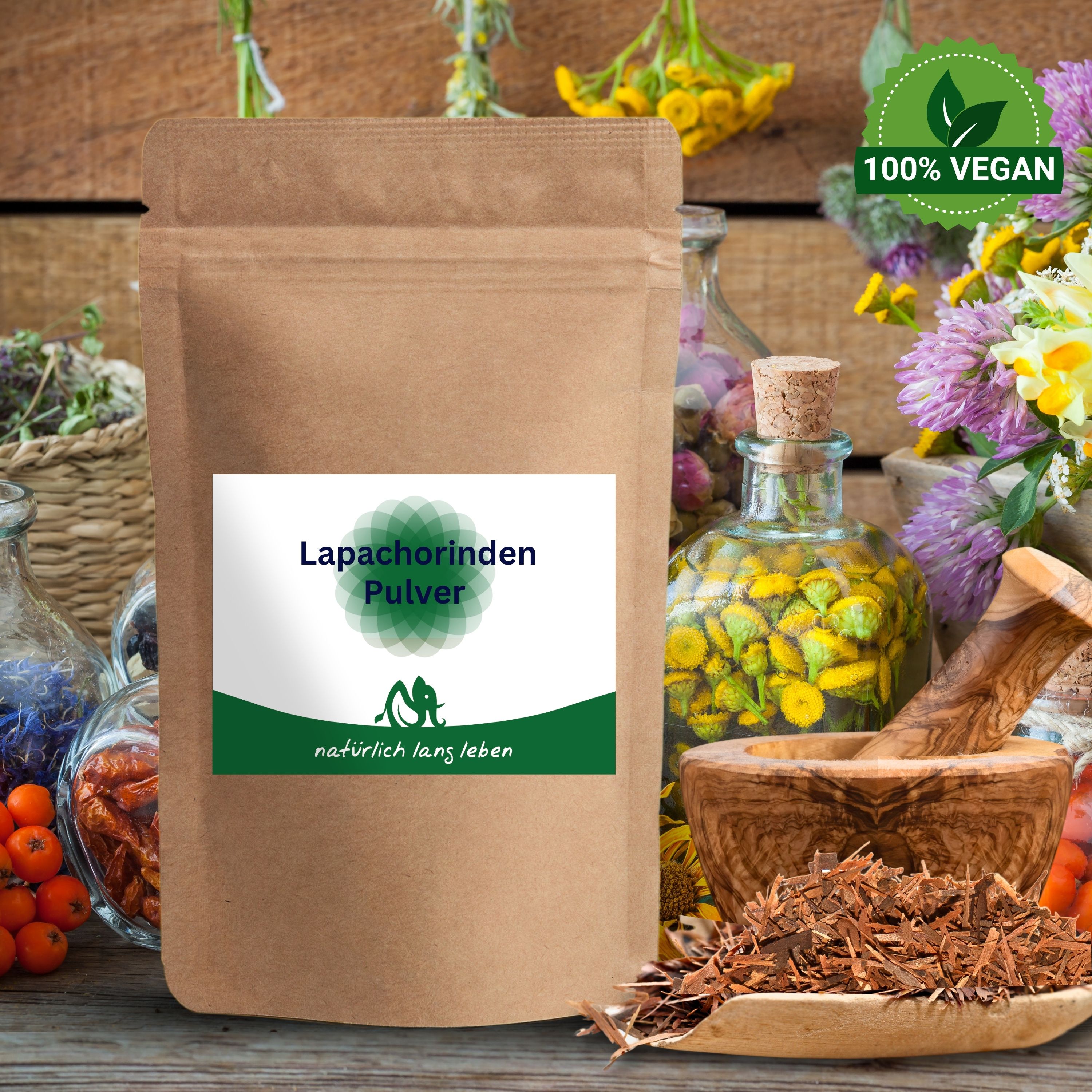 Beutel mit weißem Etikett. Aufschrift: Lapachorinden Pulver. Logo und Schriftzug: natürlich lang leben. 100% Vegan-Siegel. Hintergrund: Kräuter und Utensilien.