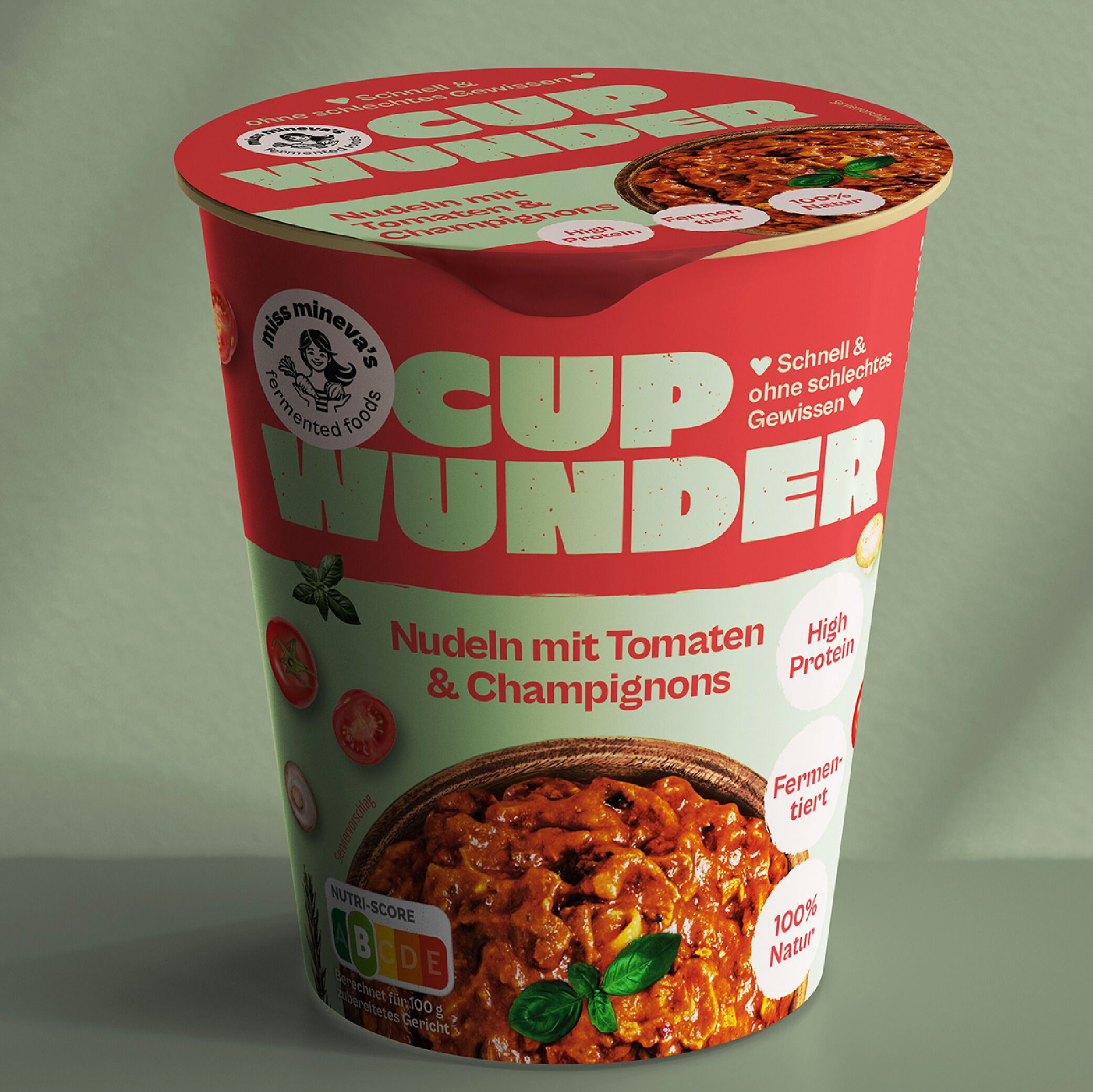 Cup Wunder Becher. Nudeln mit Tomaten & Champignons. Aufdrucke: Miss Mineva's, Cup Wunder, High Protein, fermentiert, 100% Natur. Abbildung von Nudeln.