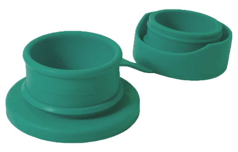 Mintfarbener Silikon-Sportverschluss. Besteht aus zwei Teilen, verbunden durch einen Steg. Runde Form mit erhöhtem Rand.