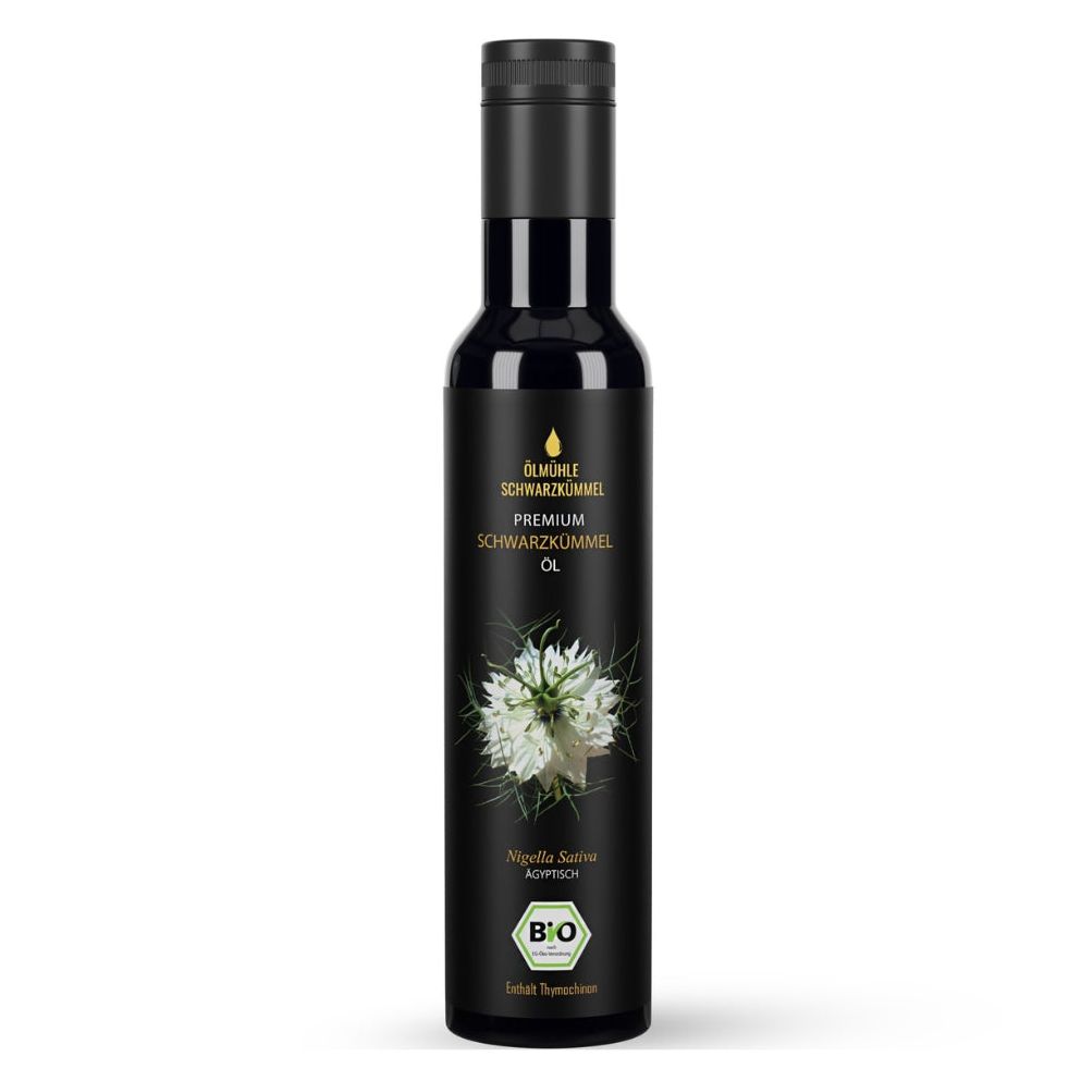 Schwarze Glasflasche mit schwarzem Deckel. Etikett mit Produktname, Blüte, Bio-Siegel. Schwarzkümmelöl.