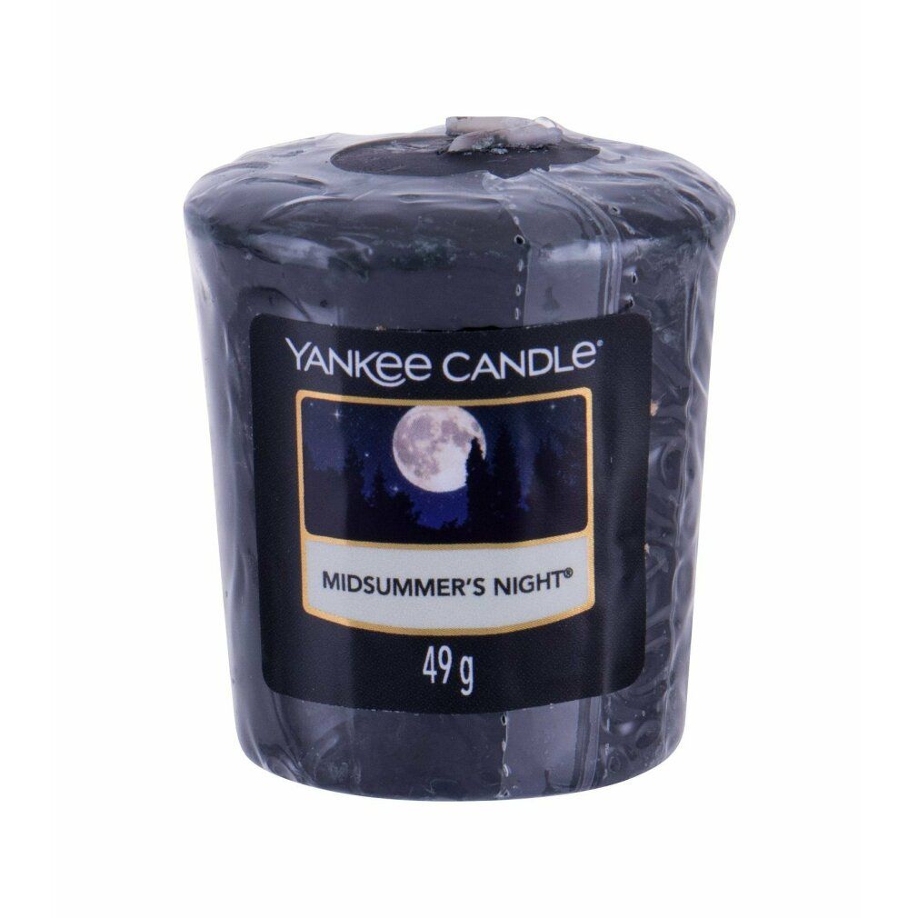 Schwarze Kerze in Folie verpackt. Etikett: Yankee Candle, Midsummer's Night, 49g. Abbildung: Mond über Wald.