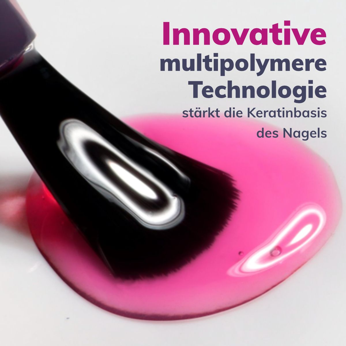 Ein schwarzer Pinsel taucht in eine leuchtend pinke Flüssigkeit, die auf einer weißen Oberfläche liegt.