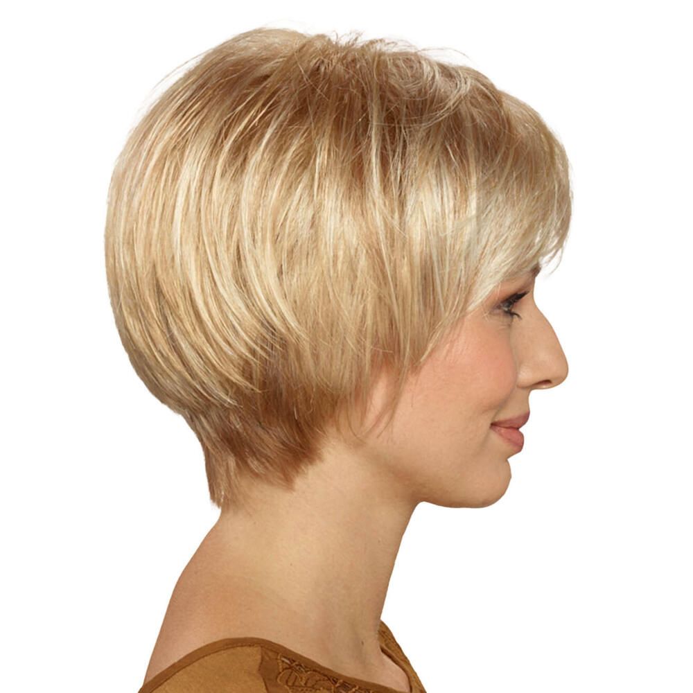 Blonde Kurzhaarperücke mit Pony. Profilansicht einer Frau.