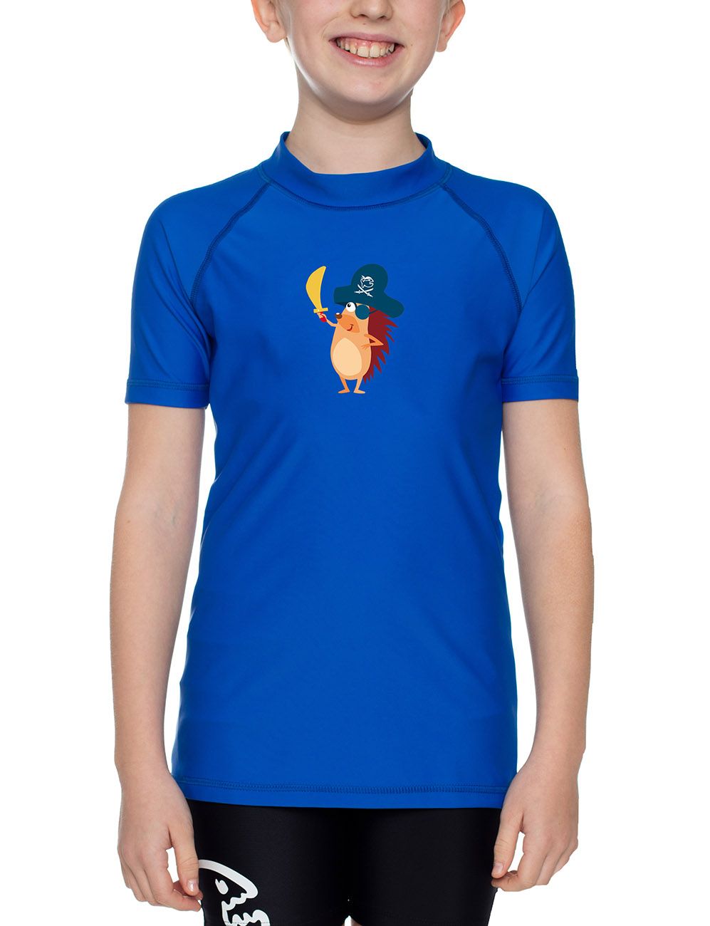 Kind trägt blaues iQ-UV Sonnenschutz Shirt Kids Igelchen. Kurzarm-Shirt mit Igel-Piraten-Motiv. Stehkragen. UV-Schutz-Kleidung.