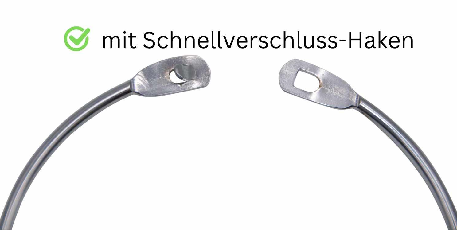 Nahaufnahme von zwei Metallringenden mit Schnellverschluss-Haken. Text: mit Schnellverschluss-Haken.