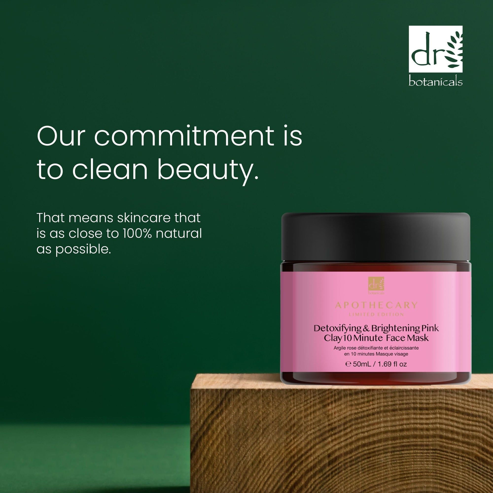 Produkt auf Holzblock. Aufschrift: Detoxifying & Brightening Pink Clay 10 Minute Face Mask. Text: Our commitment is to clean beauty.