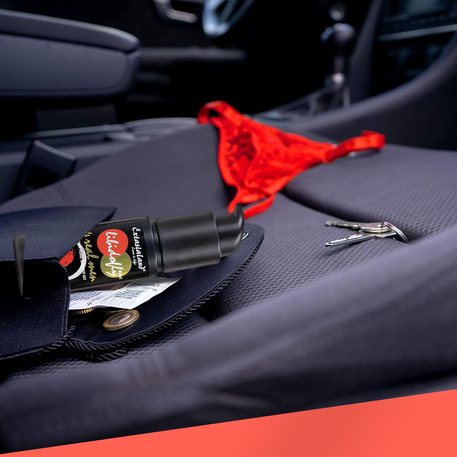 Produktflasche in einer Handtasche, neben Schlüsseln und Münzen. Roter BH im Hintergrund.
