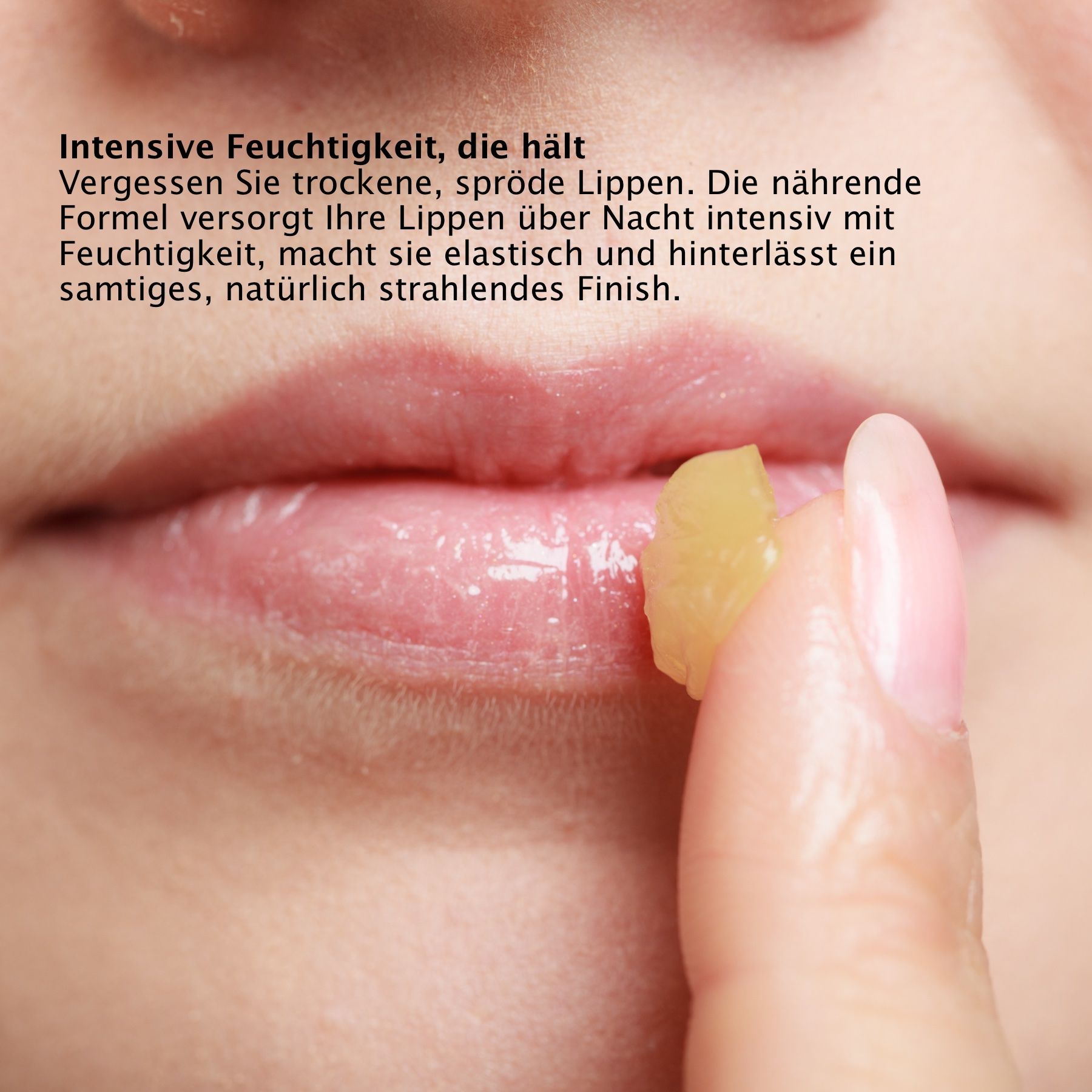 Lippen mit gelber Creme. Hand mit Creme. Text mit Produktnamen und Marke. Nahaufnahme.