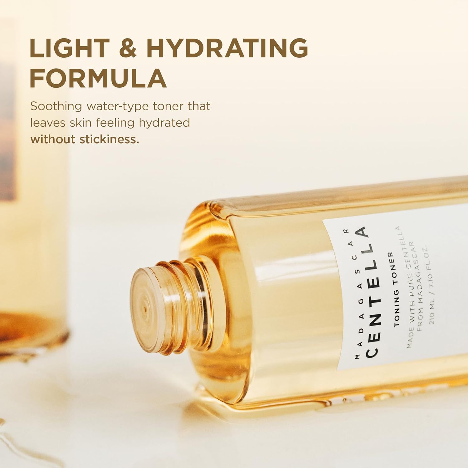 Nahaufnahme einer Flasche SKIN1004 Centella Toning Toner. Text über die Formel und Inhaltsstoffe.