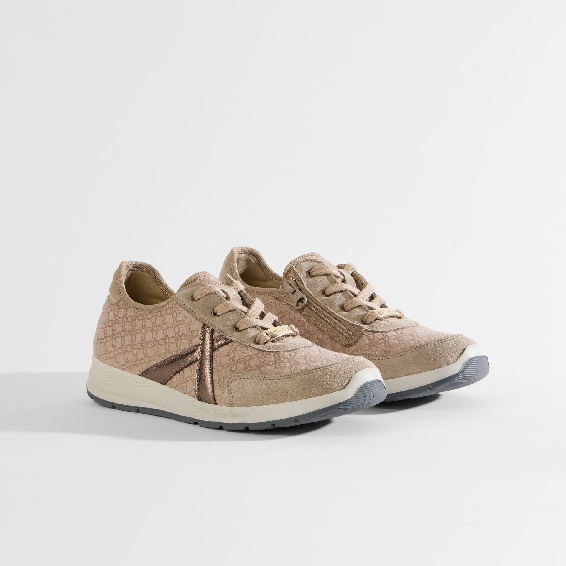 Beige Damenschuhe mit Reißverschluss und Schnürsenkeln, gemustertes Obermaterial.