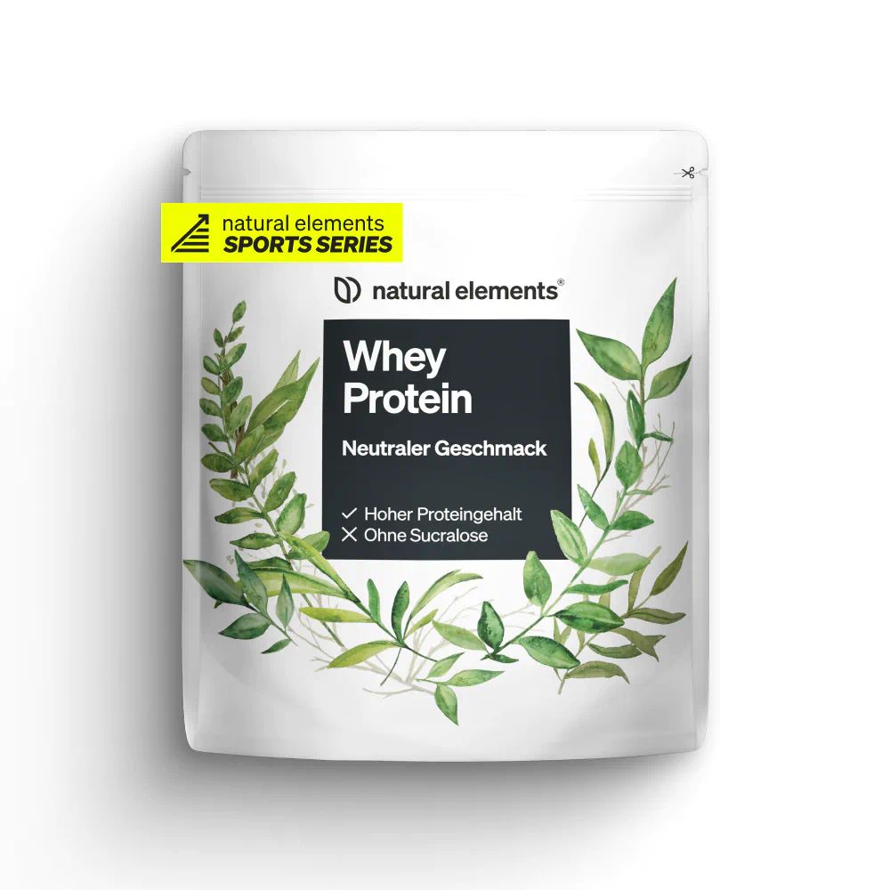 Weiße Verpackung mit Aufdruck. "natural elements" und "Whey Protein" Schriftzug. Gelbes Label: "SPORTS SERIES". Grünpflanzen-Dekor.