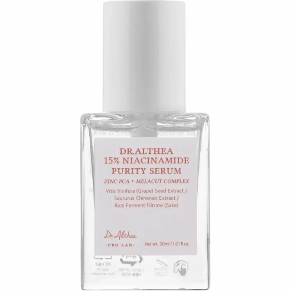 Klarflüssiges Serum in einer quadratischen Glasflasche mit weißem Deckel. Auf dem Etikett steht "Dr. Althea 15% Niacinamide Purity Serum".