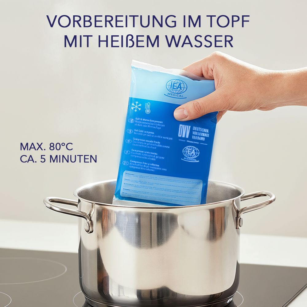 Hand legt Kompresse in Topf mit heißem Wasser. Text: Vorbereitung im Topf mit heißem Wasser. Max. 80°C ca. 5 Minuten.